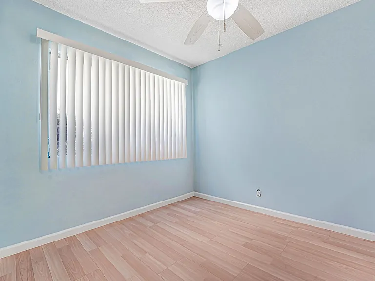 937 6th St in Santa Monica - North of Wilshire and 6 blocks to the beach! — Photo 10