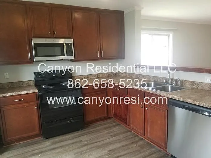 3 bed, 3.0 bath, 1945 sqft, $1,625 — Photo 4