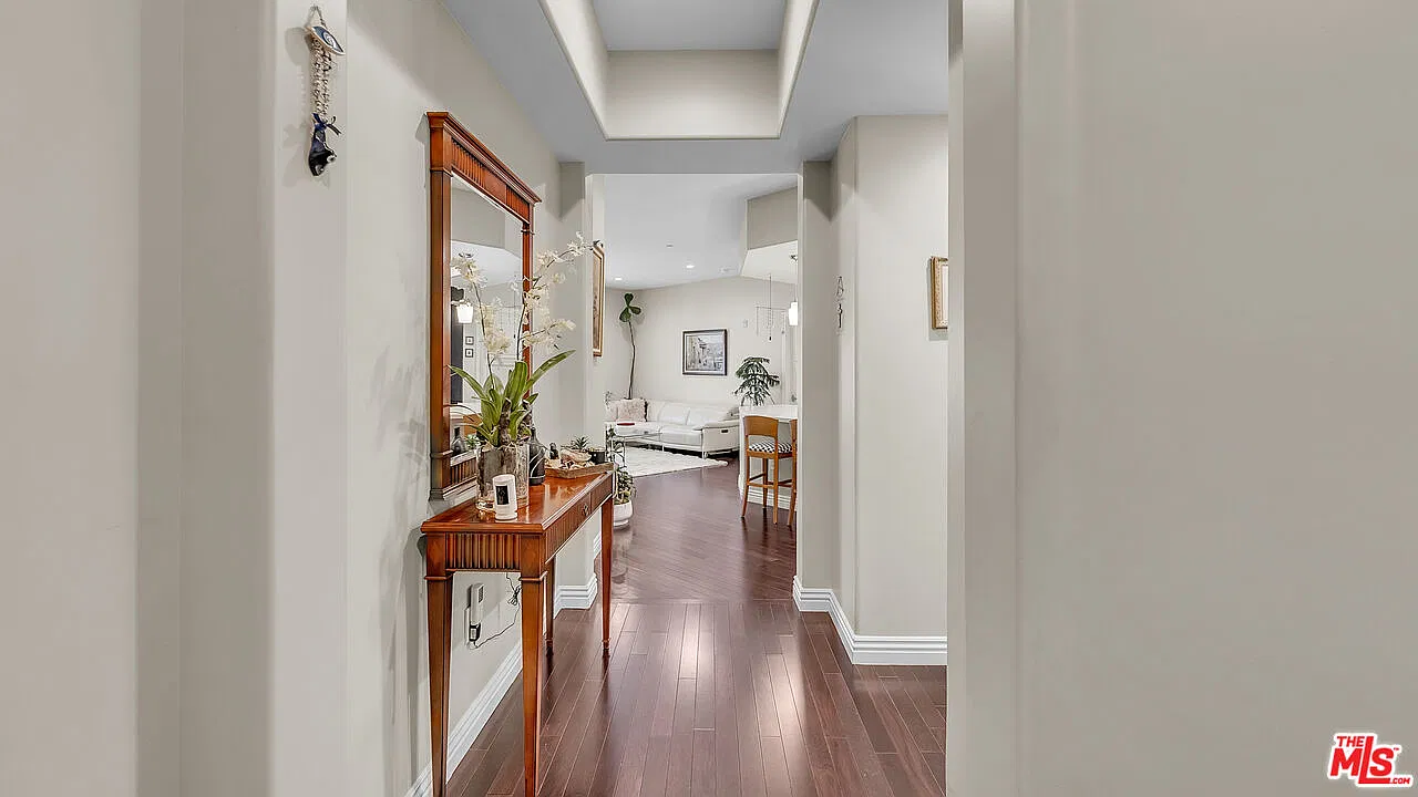 2 bed, 2.0 bath, 1310 sqft, $6,500 — Photo 2