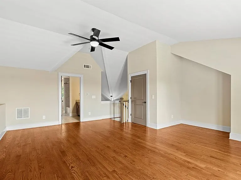 81 College St — Photo 26
