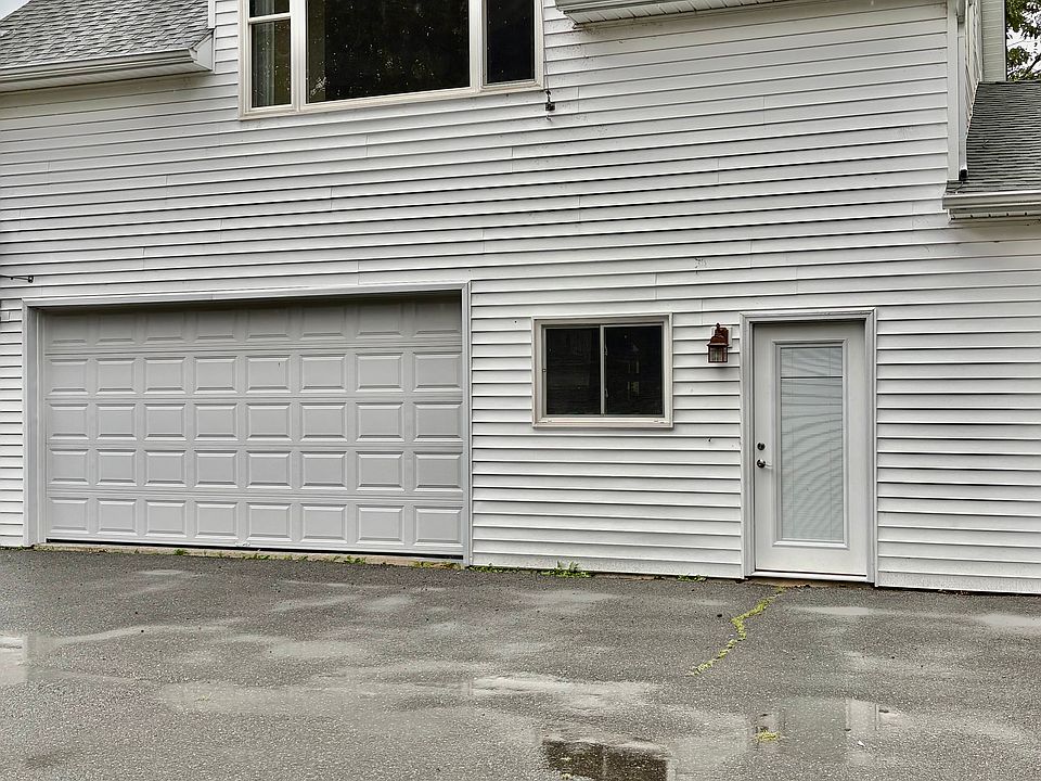 Private entrance. 2nd-floor apartment.