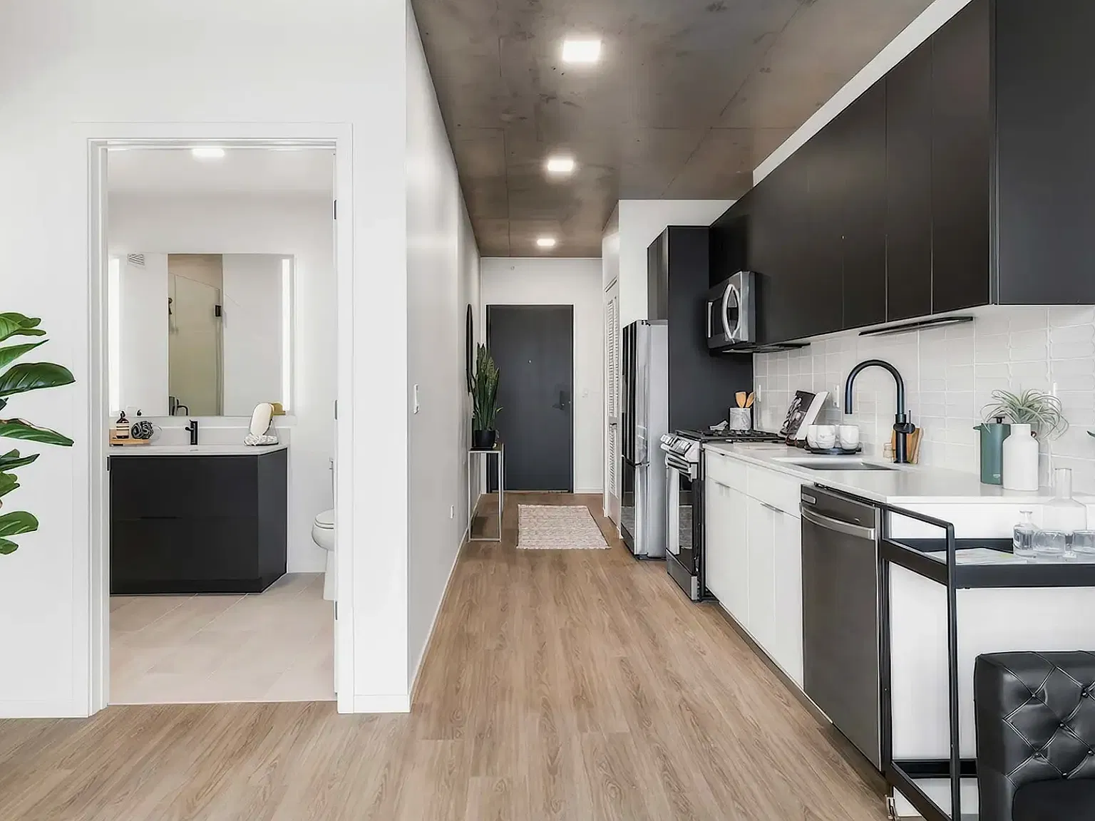 1 bed, 553 sqft, $2,740 — Photo 4