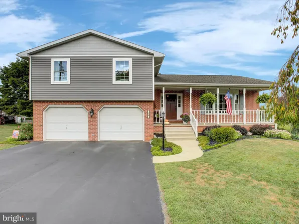 18 Hearthside Ln, Greencastle, PA 17225