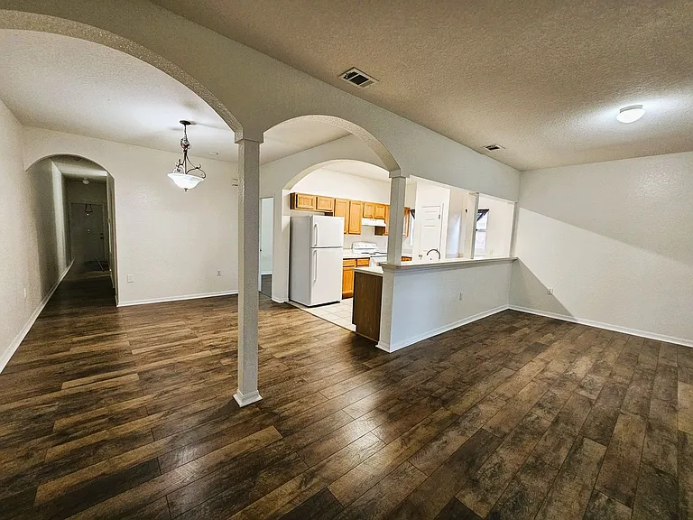 1004 Park Central Cir — Photo 3