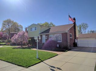 32430 Maplewood St, Garden City, MI 48135