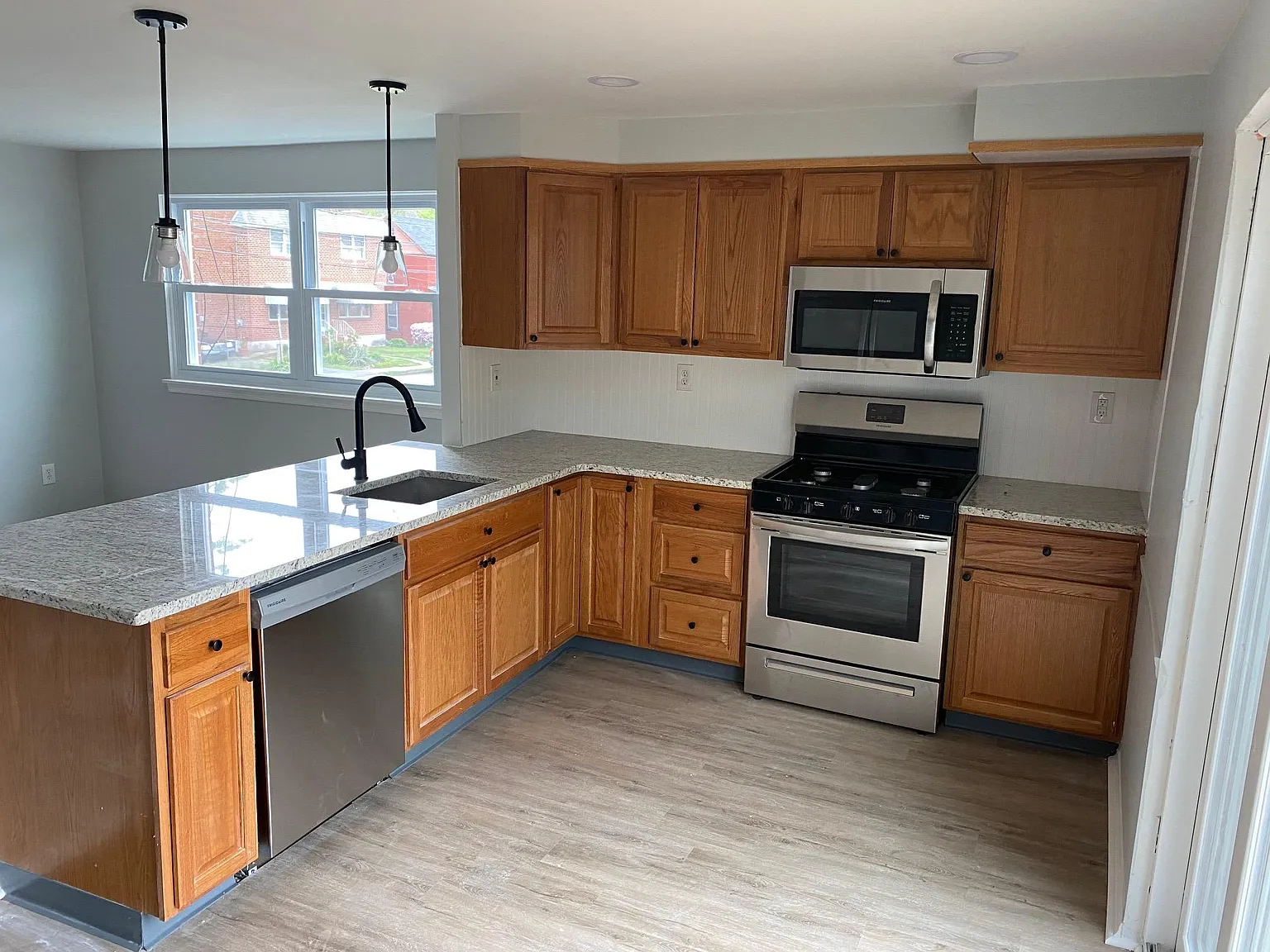 3 bed, 1.5 bath, 1350 sqft, $2,350 — Photo 3