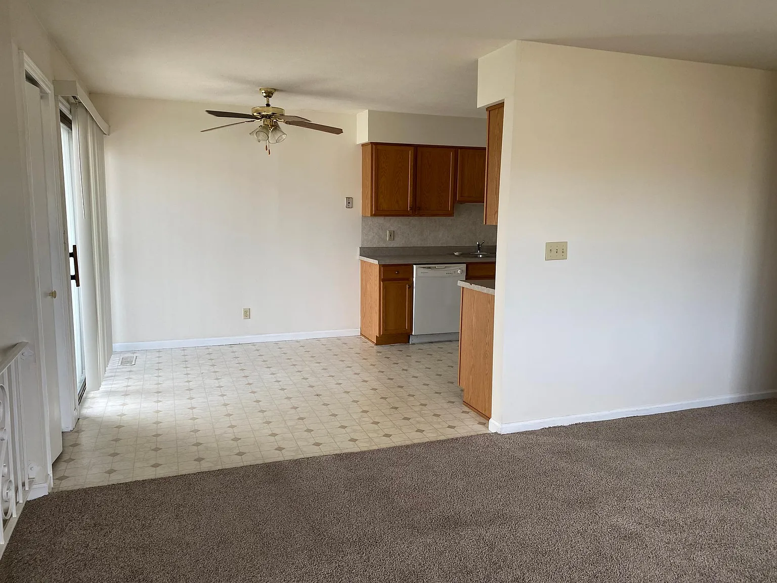 3 bed, 1000 sqft, $1,295 — Photo 1