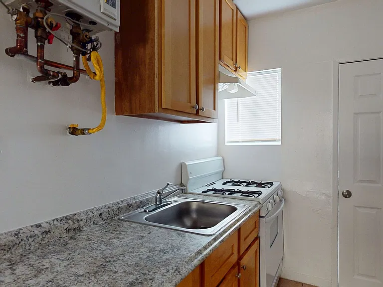 6405 Bancroft Ave — Photo 8