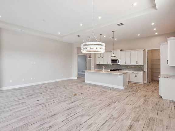4th image of 856 Liliana Dr