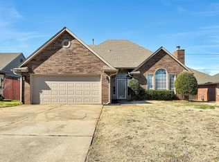 321 Albany Dr, Edmond, OK 73003