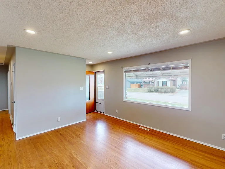 2528 Southwood Dr SE — Photo 3