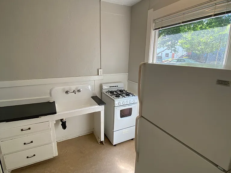 2345 NE Sandy Blvd #33 — Photo 6