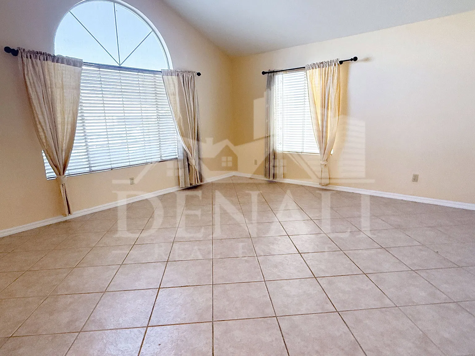 4 bed, 2.0 bath, 2383 sqft, $2,895 — Photo 3