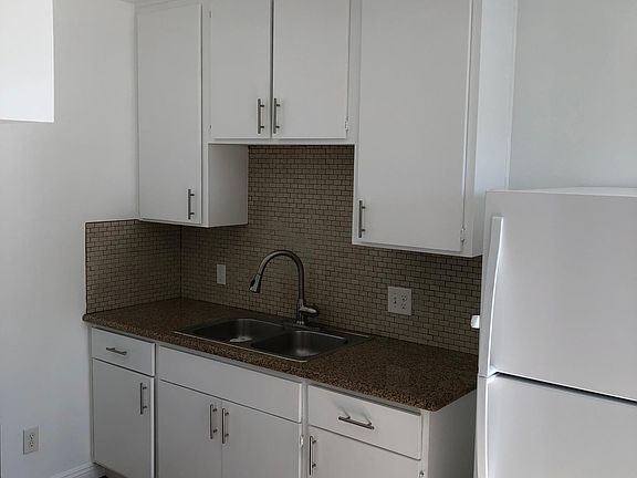 5th image of 949 S Eastman Ave