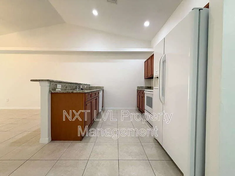 3 bed, 2.0 bath, 1209 sqft, $1,595 — Photo 4