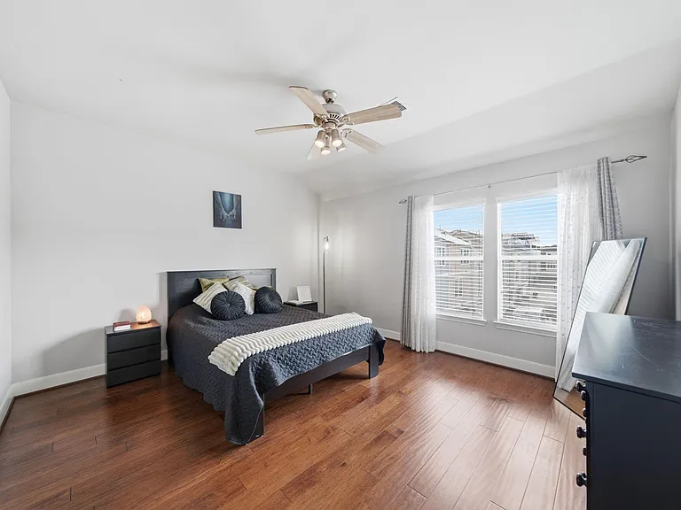 1716 Elgin St — Photo 23