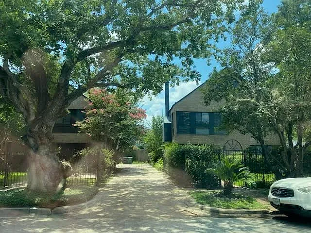 Nice neighborhood, walking distance to Rice University, Medical Center.