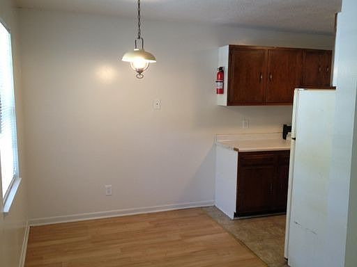 5th image of 2004 Dutch Valley Dr APT 16