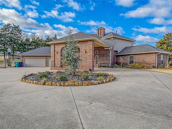 2nd image of 3133 N Lakeview Manor Dr