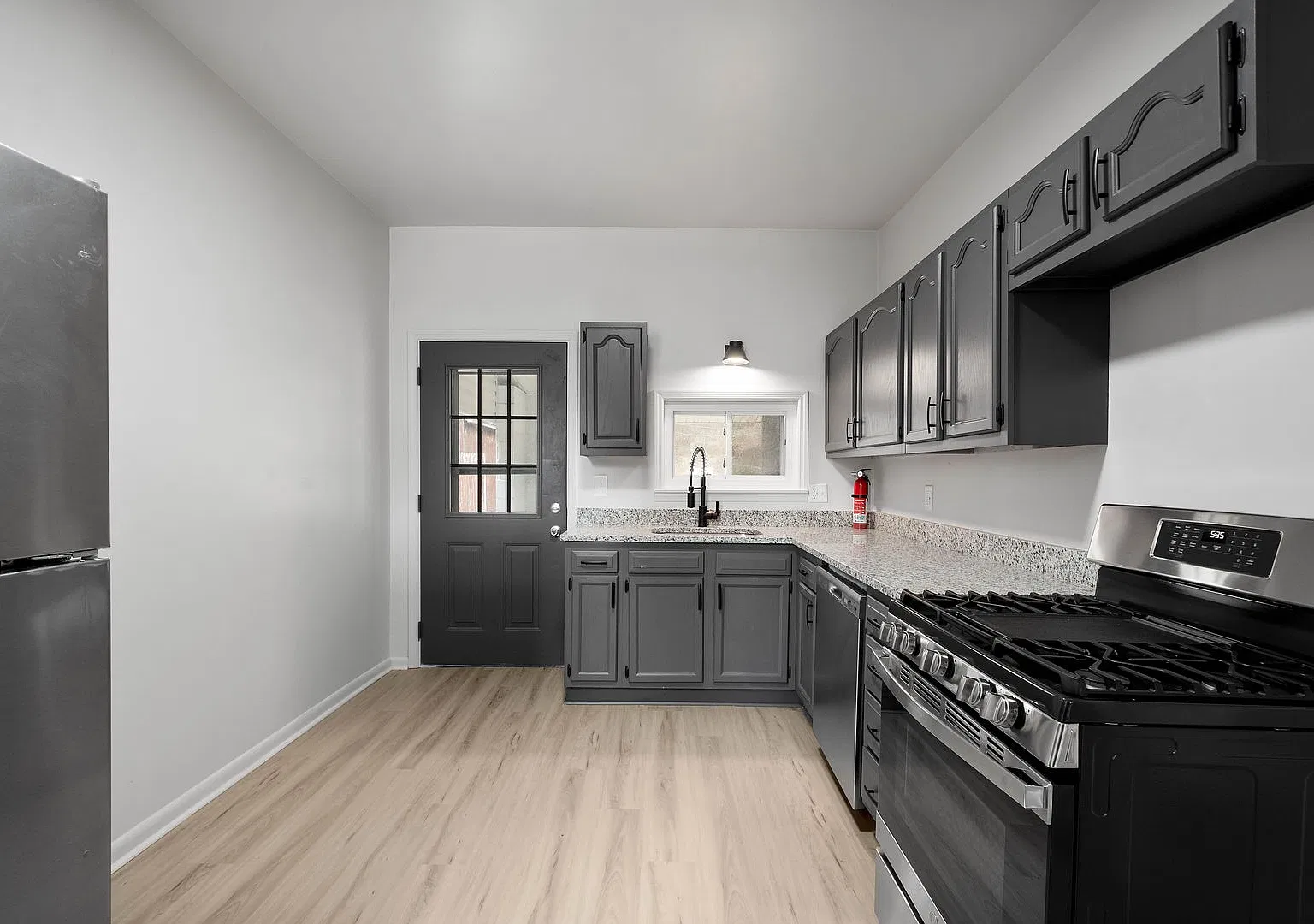 Stunning 3 bedroom home in McKees Rocks available November 1! — Photo 1