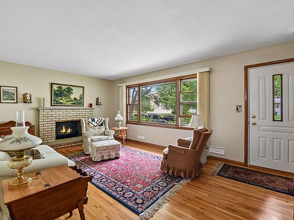 3rd image of 2465 Bobolink Rd