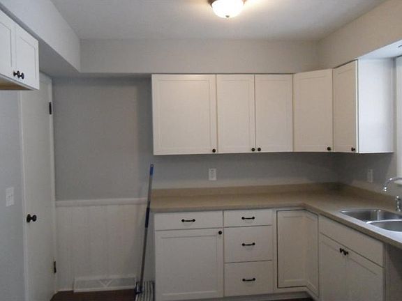 5th image of 1037 Broadway St E