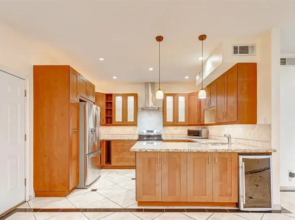 7350 Kirby Dr, Houston, TX