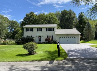 70 Lori Dr, Niskayuna, NY 12309