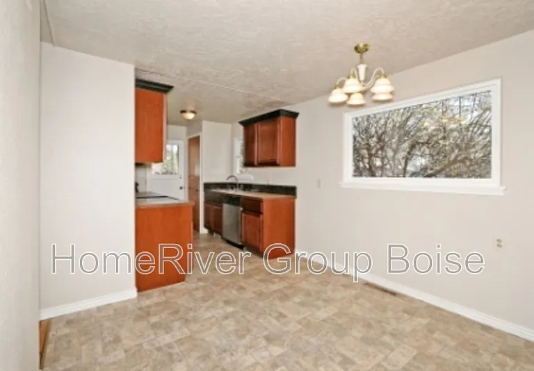 919 N Riviera Dr — Photo 4