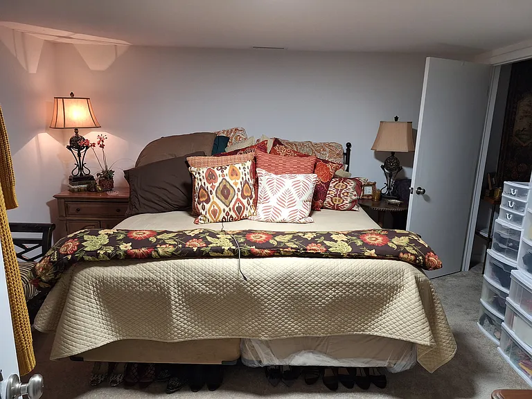 Sample furnishings by past tenant. No furnishings included