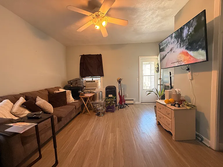 1307 Cranston St #1R — Photo 10