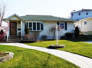 71 Marx St, Staten Island, NY 10301