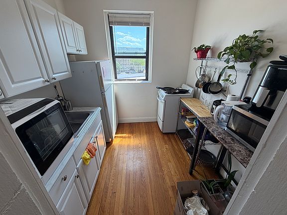 5th image of 31 Saint Lukes Rd APT 16