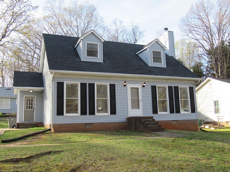 1st image of 7 Parkstone Dr