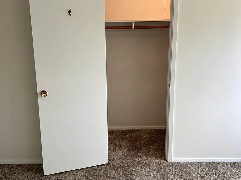WALK IN CLOSET
