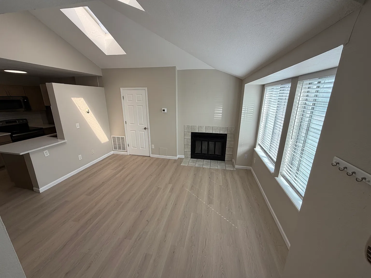 2 bed, 878 sqft, $1,725 — Photo 4