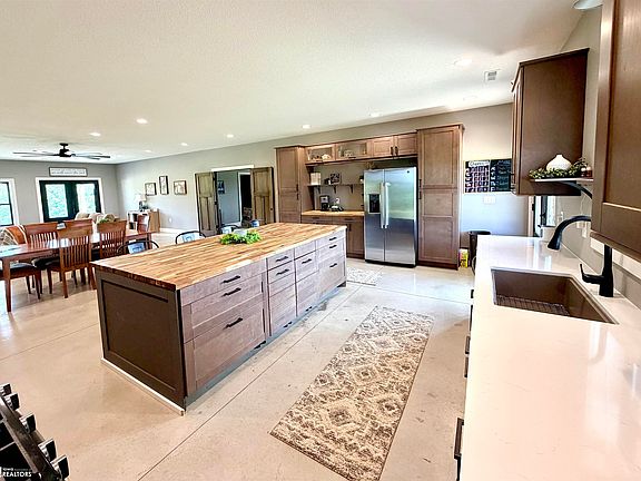 4th image of 707 SE 6th St