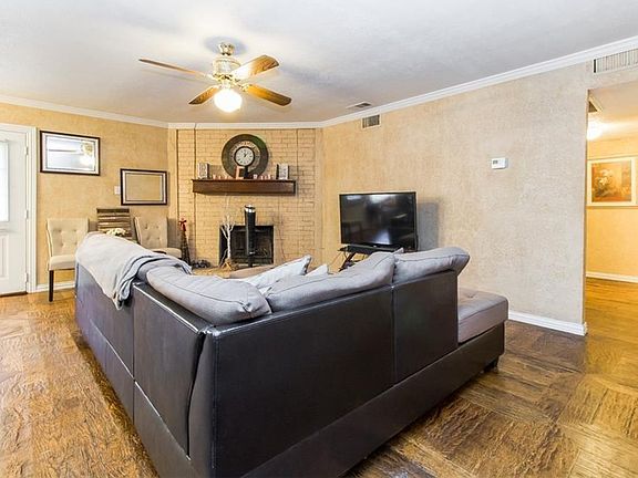 4th image of 1106 White Oak Dr