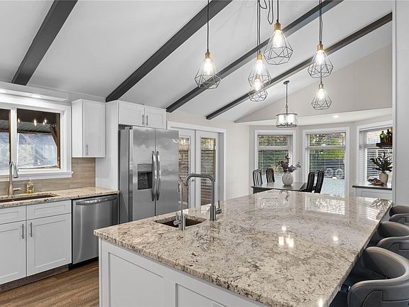 3rd image of 674 Hawthorne Rise