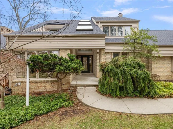 5056 Mirror Lake Ct #4, West Bloomfield, MI 48323