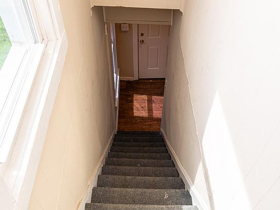 4th image of 11 E 3rd St APT B