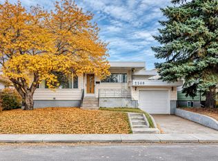 2208 W Capitol Hill Cres NW, Calgary, AB T2M 4B9