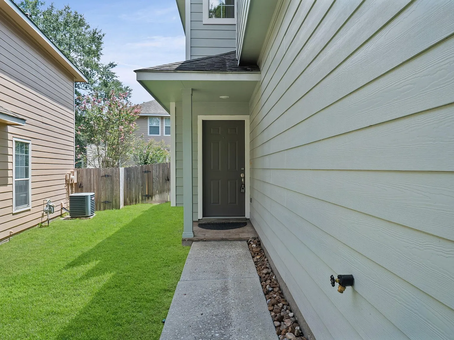3 bed, 2.5 bath, 1651 sqft, $2,200 — Photo 3