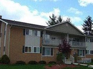 6194 Richards Dr, Brighton, MI 48116