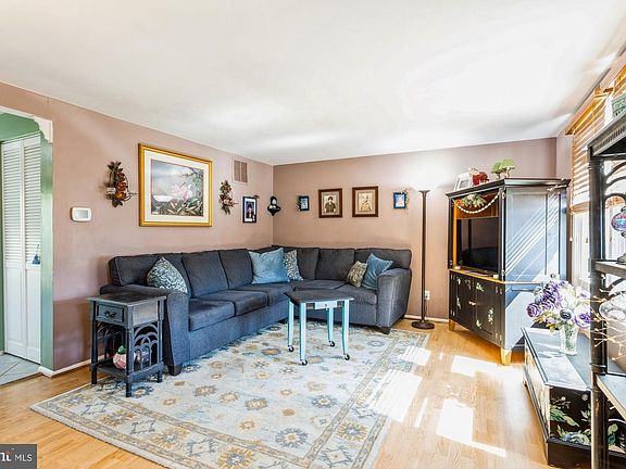 3rd image of 220 Drexel Dr