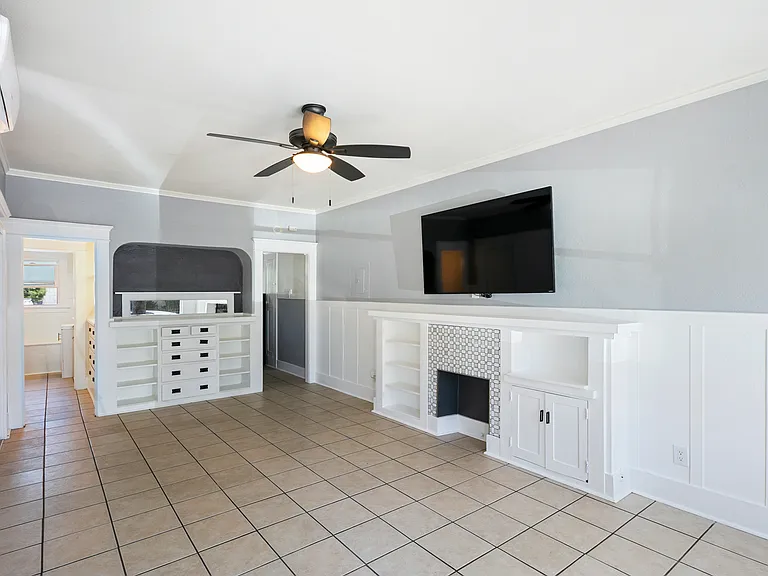 242 Gaviota Ave — Photo 2