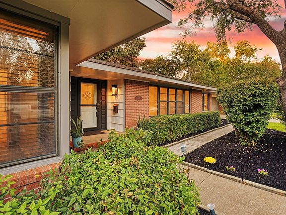 Front of House featuring a fully landscaped front lawn
