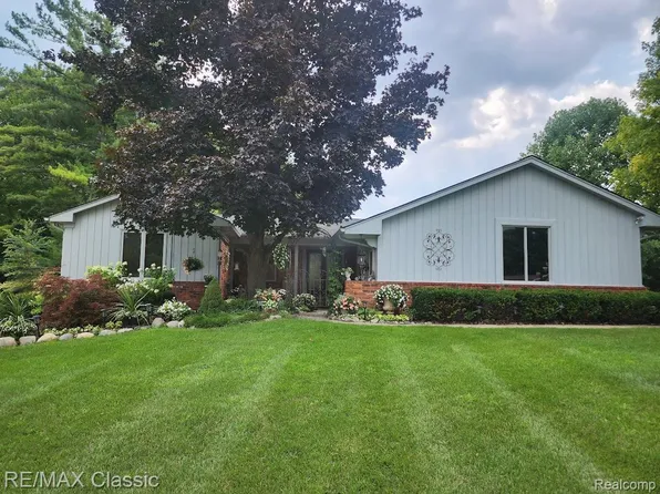 1530 Ashover Dr, Bloomfield Hills, MI 48304