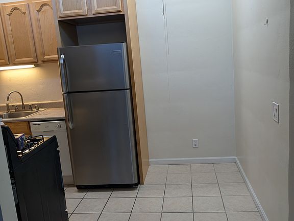 3rd image of 725 Sutter Ave