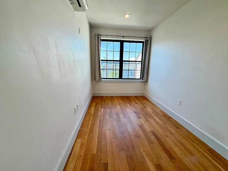 239 Scholes St #2F — Photo 11